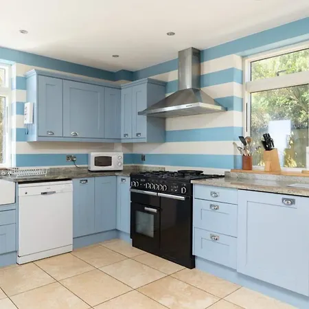 Private Cliff Top Retreat By Beach Holiday home *